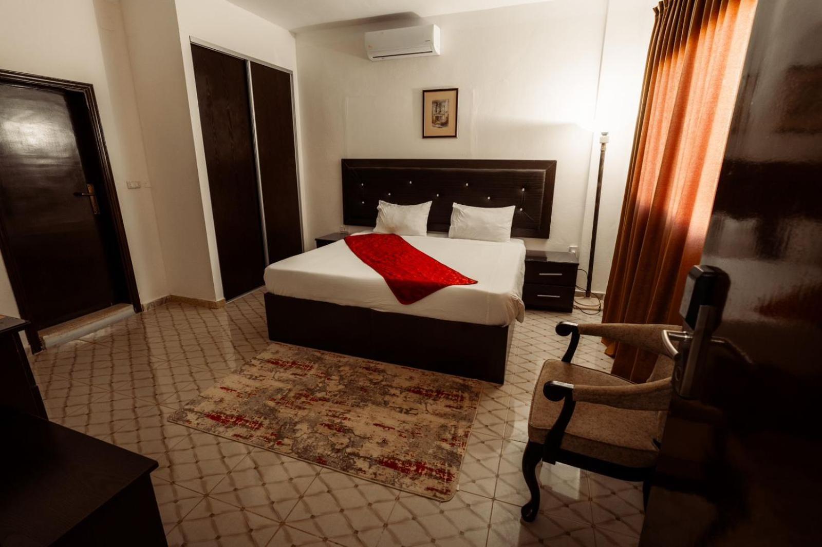Plaza View Hostel At Tayyibah Exterior foto